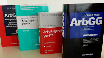 Bild zeigt vier verschiedene Kommentare des Arbeitsgerichtsgesetzes